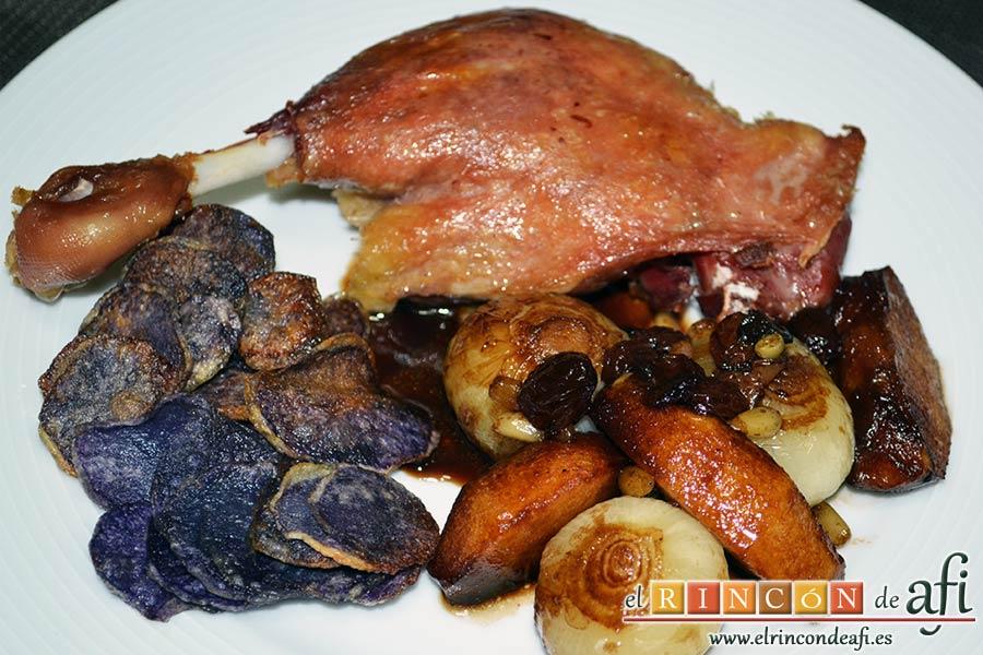 Confit de pato con cebollitas francesas, manzanas, pasas y piñones caramelizados y papas azules chips, sugerencia de presentación