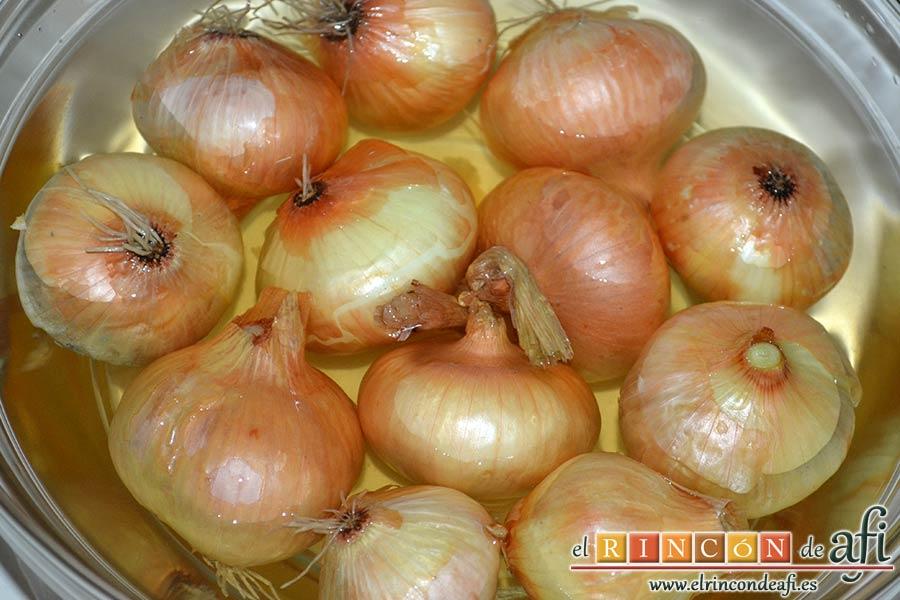 Confit de pato con cebollitas francesas, manzanas, pasas y piñones caramelizados y papas azules chips, dejarlas hasta que la piel se ablande