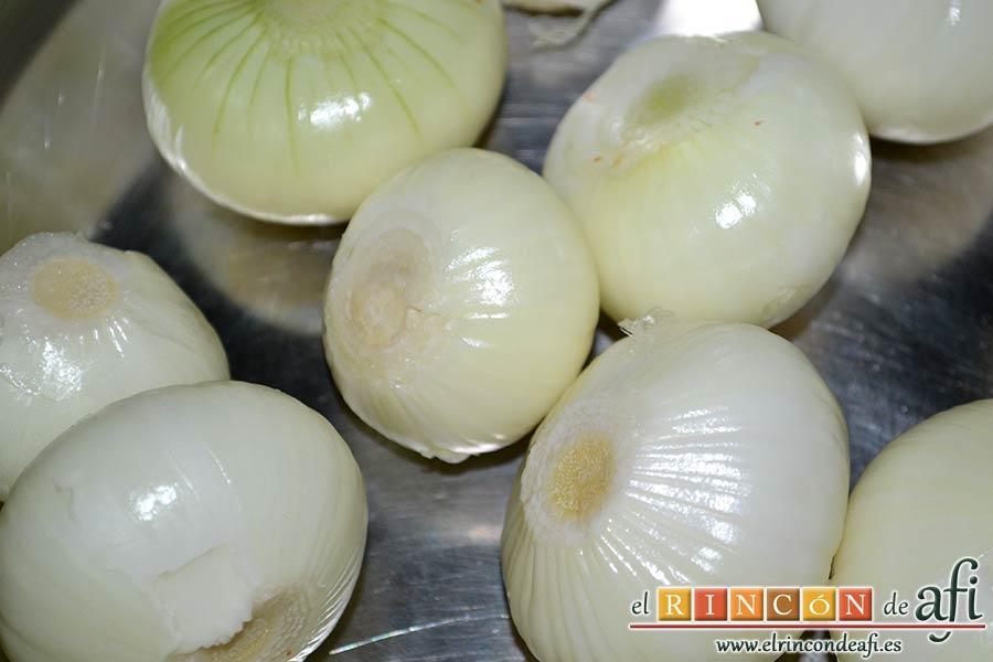 Confit de pato con cebollitas francesas, manzanas, pasas y piñones caramelizados y papas azules chips, una vez peladas ponerlas en un caldero