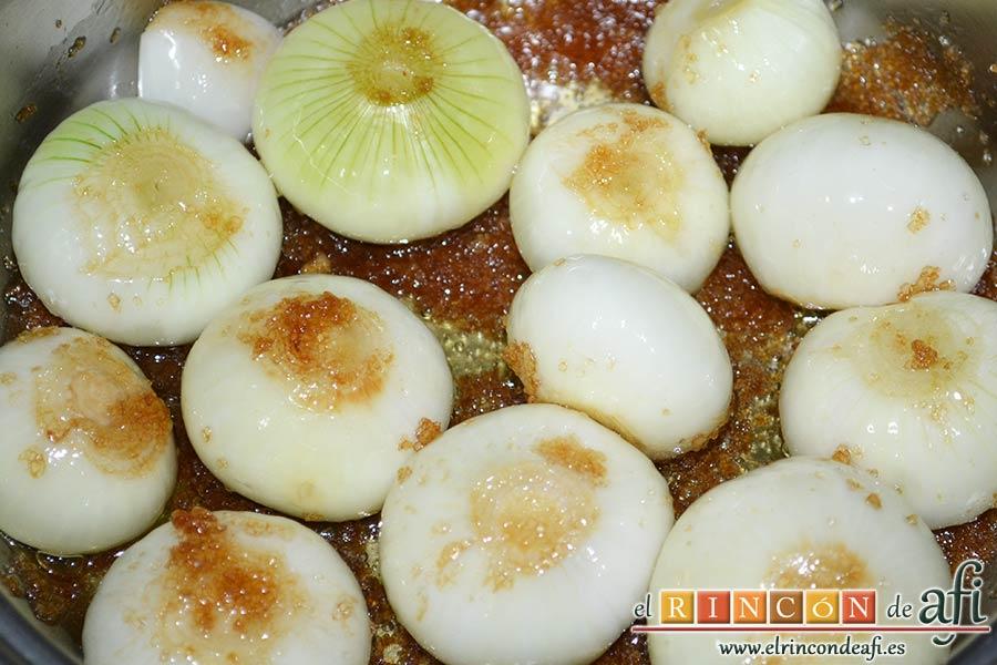 Confit de pato con cebollitas francesas, manzanas, pasas y piñones caramelizados y papas azules chips, añadir el aceite de oliva y azúcar moreno