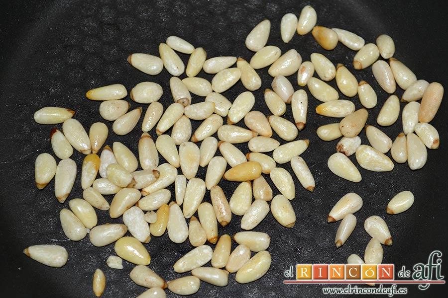 Confit de pato con cebollitas francesas, manzanas, pasas y piñones caramelizados y papas azules chips, mientras, tostar los piñones en una sartén sin aceite