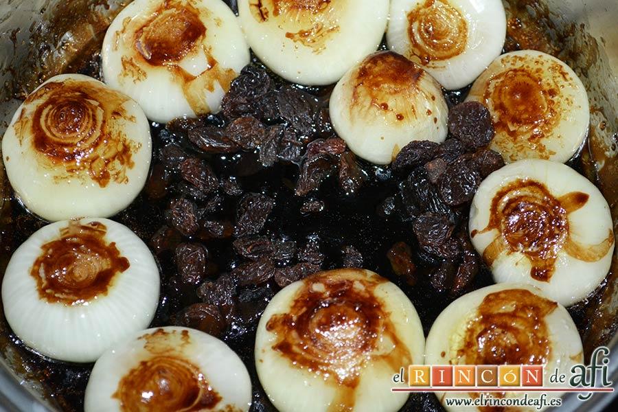 Confit de pato con cebollitas francesas, manzanas, pasas y piñones caramelizados y papas azules chips, añadirle a las cebollitas vinagre de Módena y las pasas