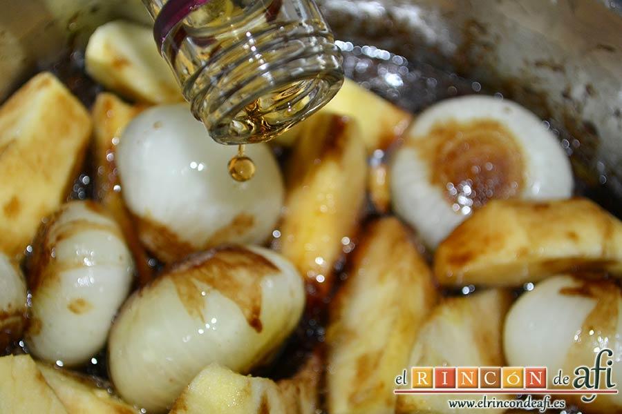 Confit de pato con cebollitas francesas, manzanas, pasas y piñones caramelizados y papas azules chips, añadir el moscatel