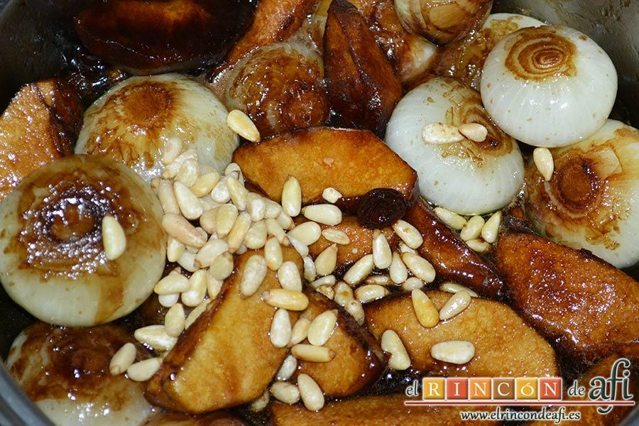 Confit de pato con cebollitas francesas, manzanas, pasas y piñones caramelizados y papas azules chips, añadir por último los piñones