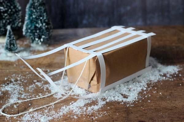 idea original de envolver los regalos navideños con forma de trineo