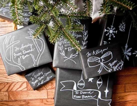 envolver un regalo navideño con papel que simula una pizarra