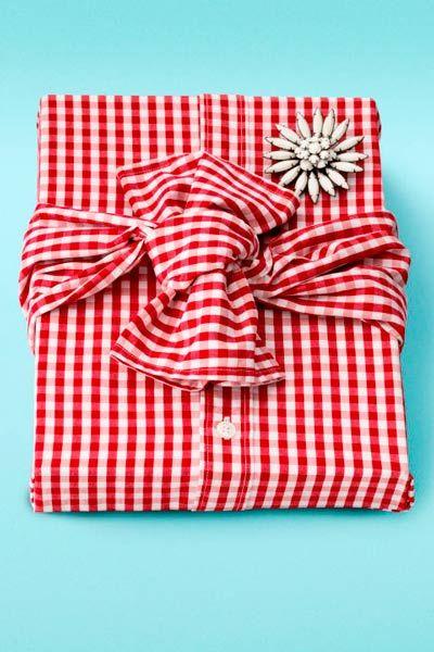 envolver un regalo con una camisa