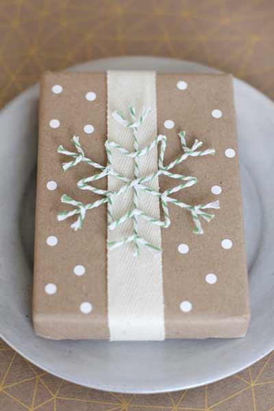 envolver regalos de navidad con detalles de nieve