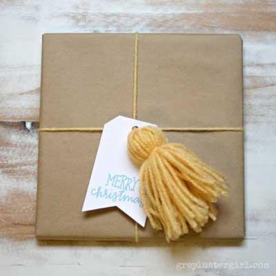 envolver regalos de navidad con un pompón casero