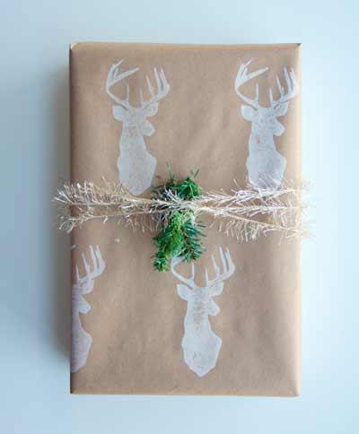 cómo envolver regalos de navidad: papel estampado con sello