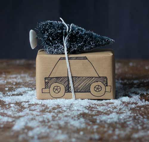 idea original para envolver los regalos de Navidad con forma de coche y aveto