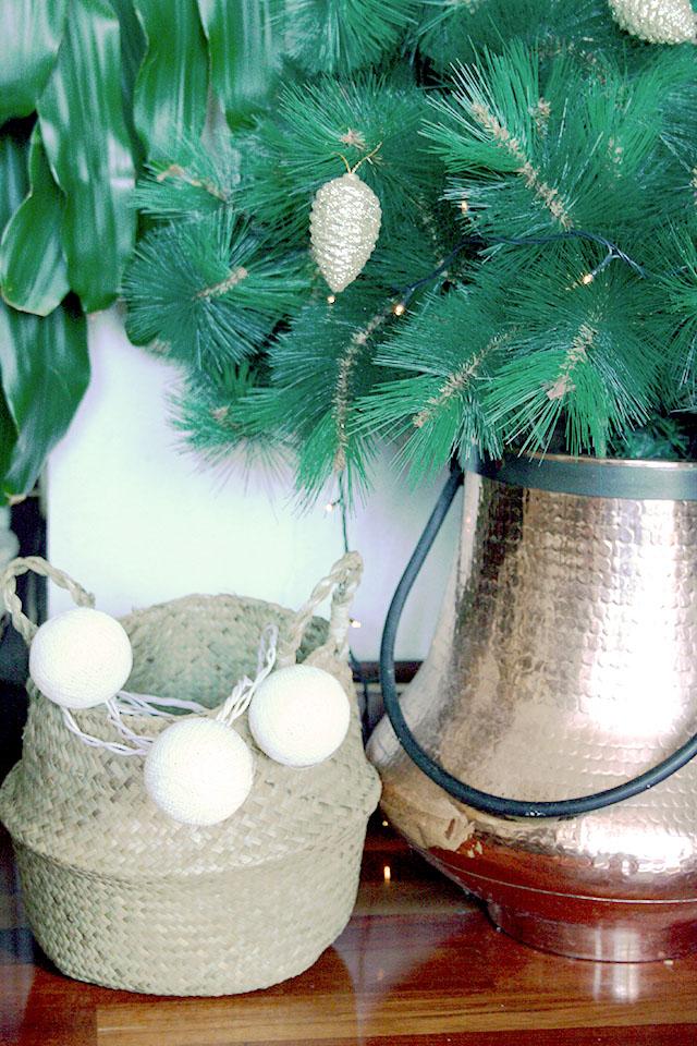 Navidad dorada y gris con detalles naturales