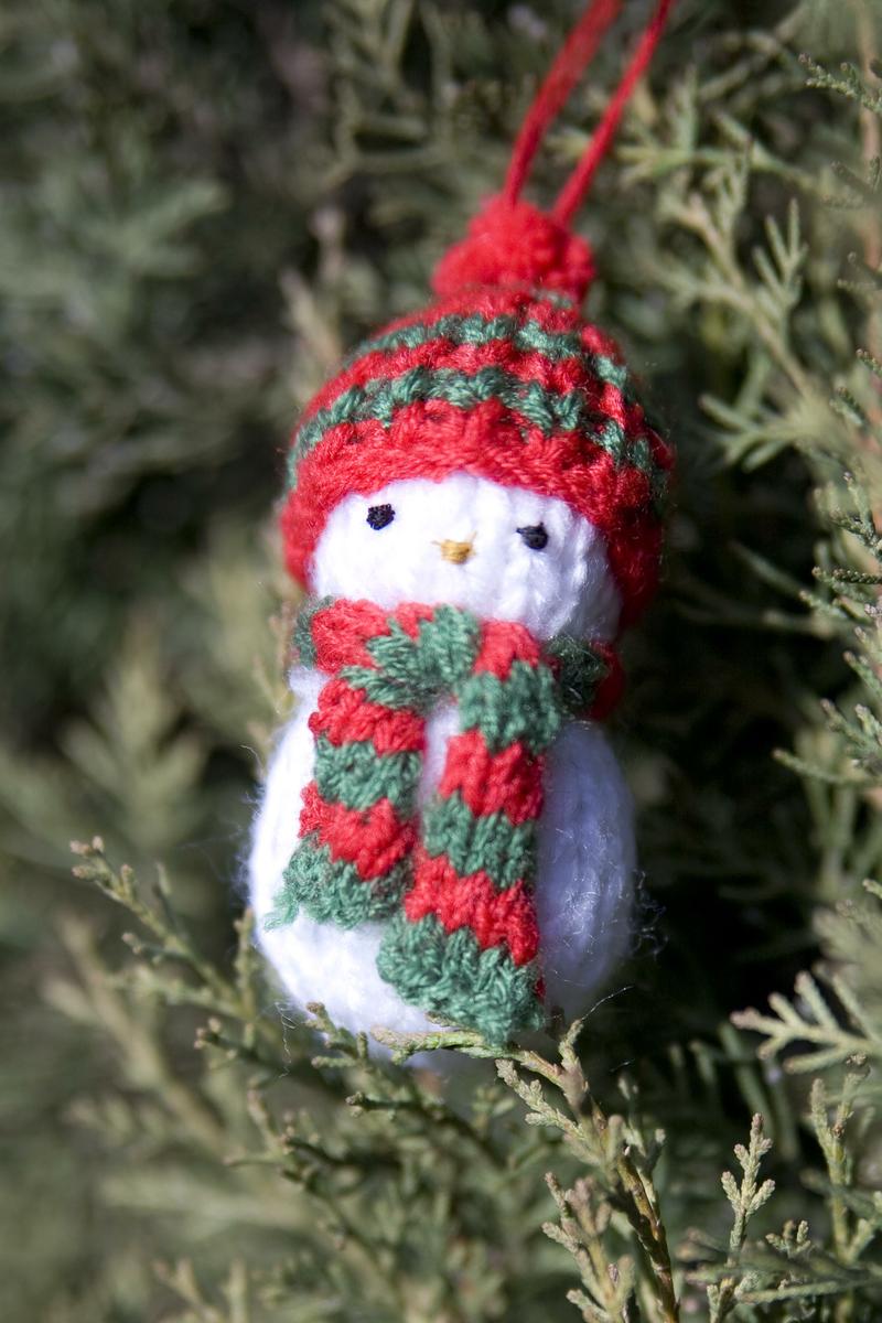 tejer un muñeco de nieve para colgar en el árbol de navidad