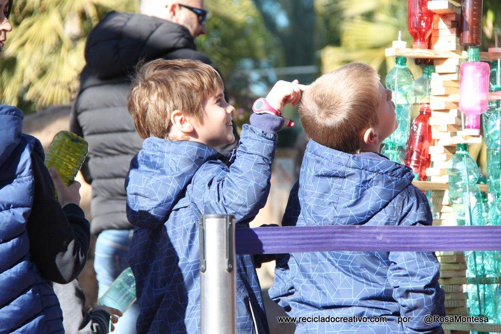 Árbol de Navidad reciclando botellas de plástico