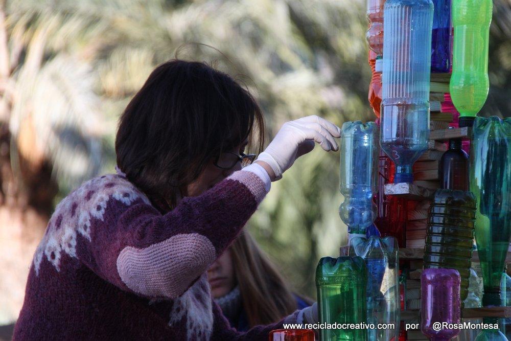 Árbol de Navidad reciclando botellas de plástico