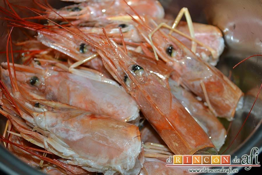 Bacalao en salsa de azafrán y gambones, poner las cabezas de los gambones en un caldero con un chorrito de aceite de oliva