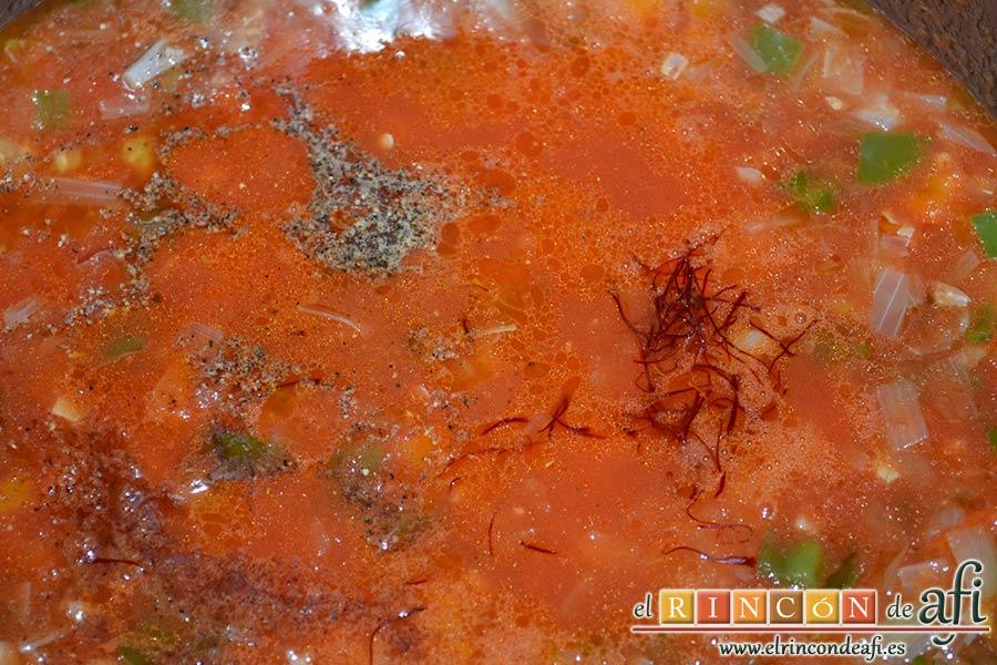 Bacalao en salsa de azafrán y gambones, dejar que evapore el alcohol y añadir la nuez moscada rallada, el azafrán, las pimientas molidas y una pizca de sal