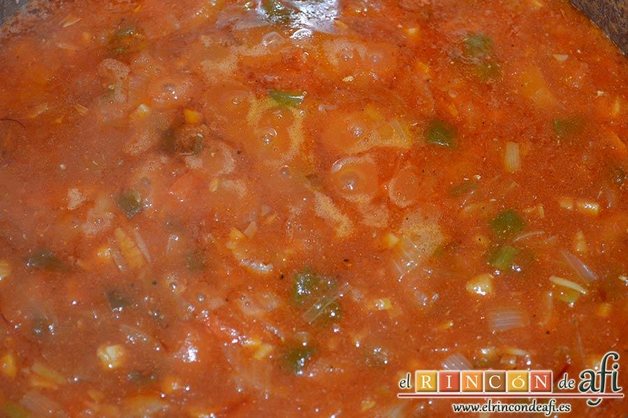 Bacalao en salsa de azafrán y gambones, añadir el jugo de las cabezas de los gambones