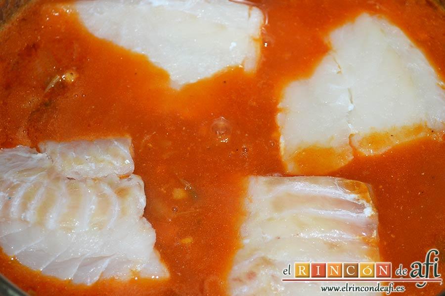 Bacalao en salsa de azafrán y gambones, introducir los trozos de bacalao