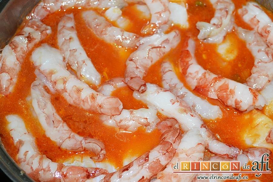 Bacalao en salsa de azafrán y gambones, añadir los gambones y dejar cocinar