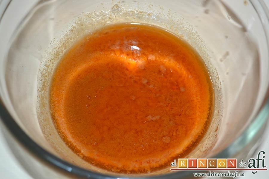 Bacalao en salsa de azafrán y gambones, colar el jugo y reservarlo