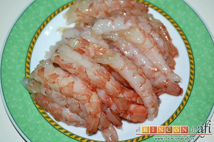 Bacalao en salsa de azafrán y gambones, reservar los gambones limpios