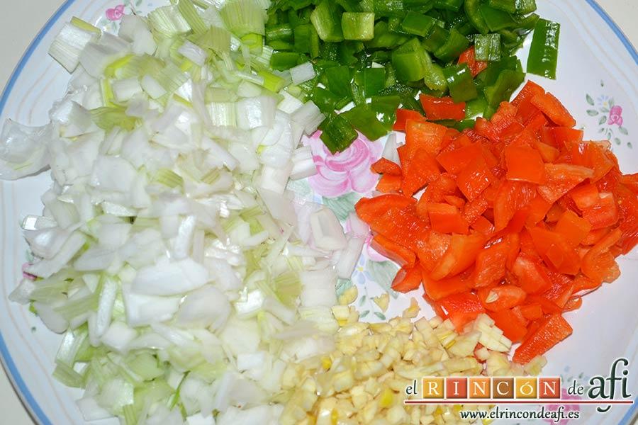 Bacalao en salsa de azafrán y gambones, trocear las cebolletas, los pimientos y los dientes de ajo