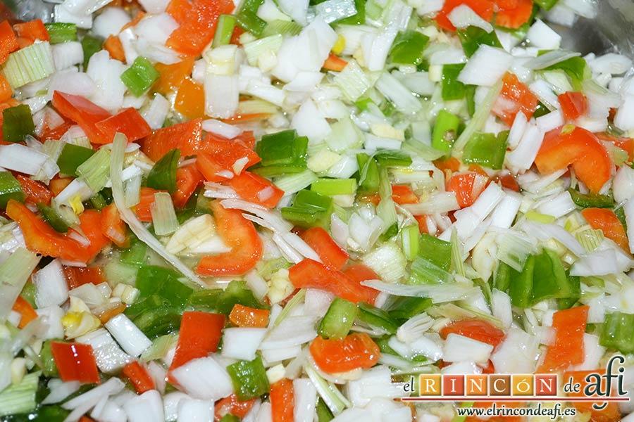 Bacalao en salsa de azafrán y gambones, ponerlos a sofreír en un caldero con un chorro de aceite de oliva