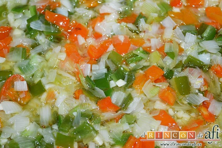 Bacalao en salsa de azafrán y gambones, vigilar que la cebolleta se ponga transparente