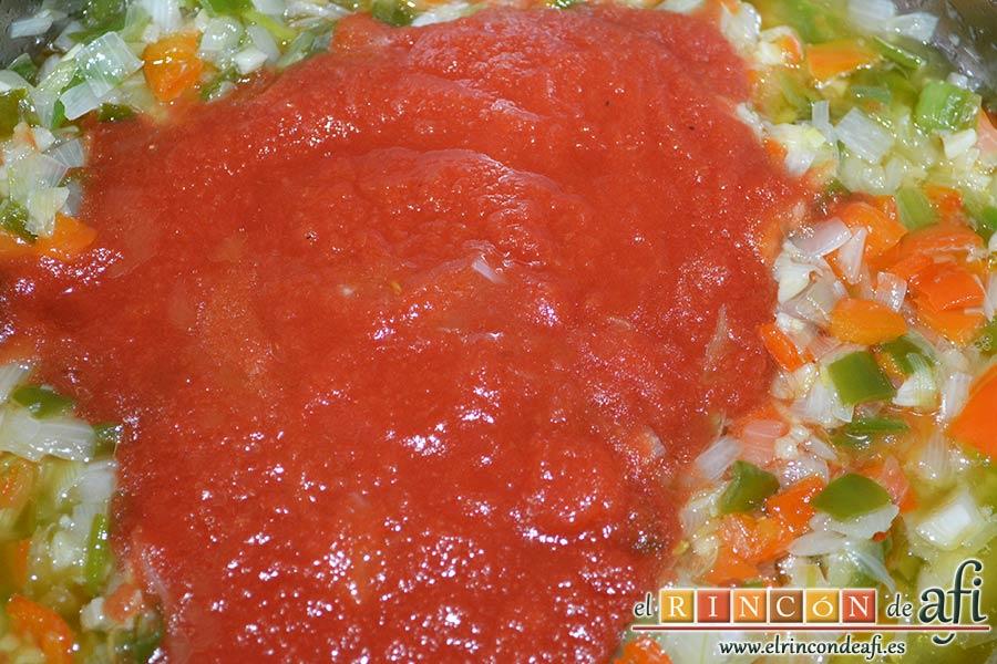 Bacalao en salsa de azafrán y gambones, añadir el tomate triturado