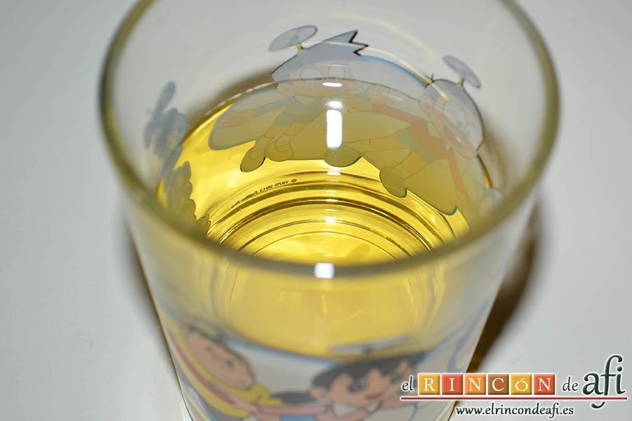 Bacalao en salsa de azafrán y gambones, preparar el vino blanco