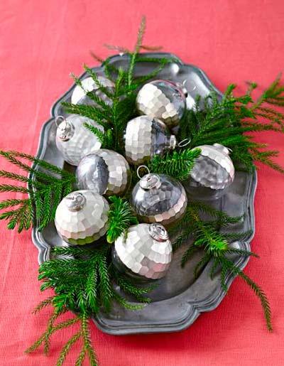 centro navideño casero con bolas de discoteca 