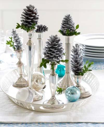 candelabros con piñas para decorar la mesa en navidad
