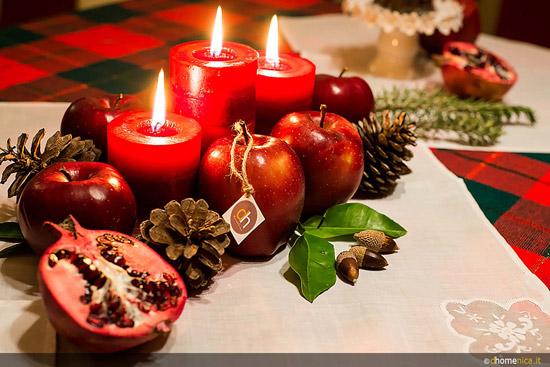 centro navideño casero con manzanas, granadas, bellotas, piñas silvestres y velas