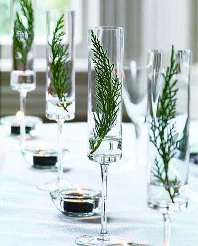 Decoración navideña para la mesa con hojas de pino