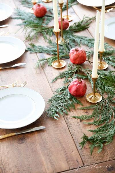Decoración original para la mesa de navidad con plantas y frutas