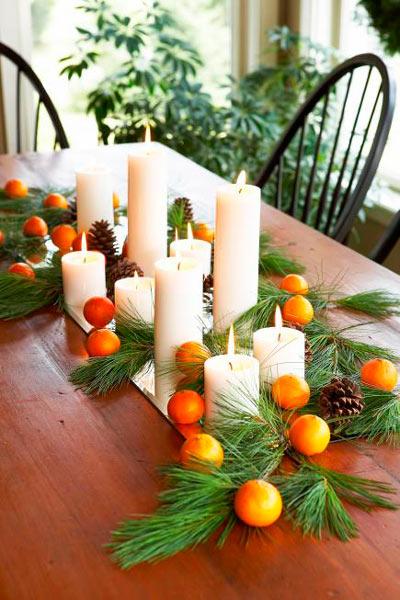centro de navidad casero con pino y naranjas