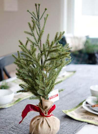 Mini árbol de navidad para la mesa con hojas de pino atadas
