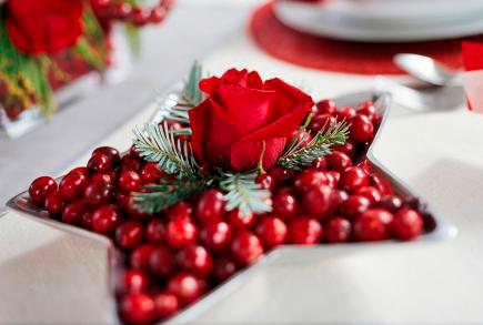 decoracion de navidad para la mesa con arándanos y rosa