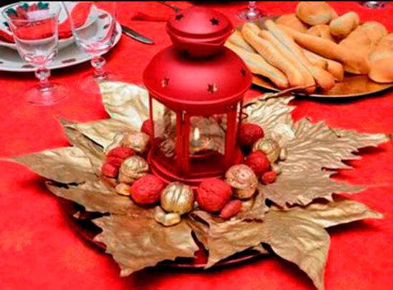 Centro navideño casero: hojas secas, nueces pintadas y farolillo