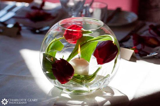 pecera decorativa para la mesa de navidad o fin de año con tulipanes y una vela