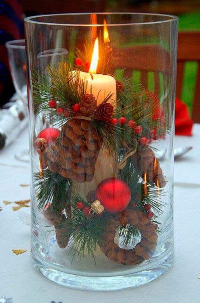 Jarrón ancho de cristal con cirio y elementos decorativos de Navidad
