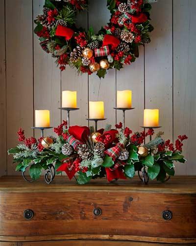 Candelabro decorado para Navidad con lazos, cascabeles y piñas