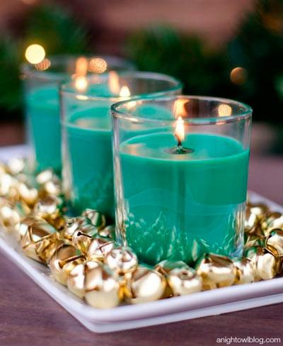 Centro de navidad sencillo con velas y cascabeles