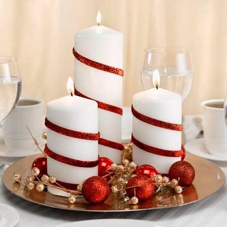 Centro de mesa para navidad con cirios de color rojo y blanco