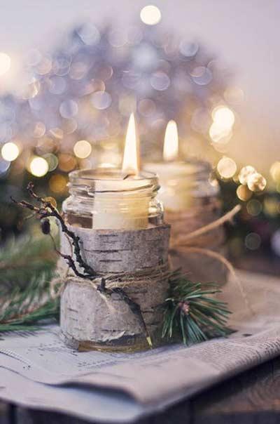Portavelas navideño hecho con un frasco de cristal, pino y corteza de árbol