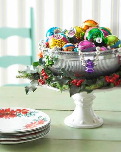 centro de navidad casero con bolas del árbol y muérdago