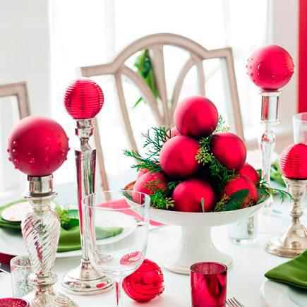 idea original para decorar la mesa en navidad con bolas del árbol y candelabros