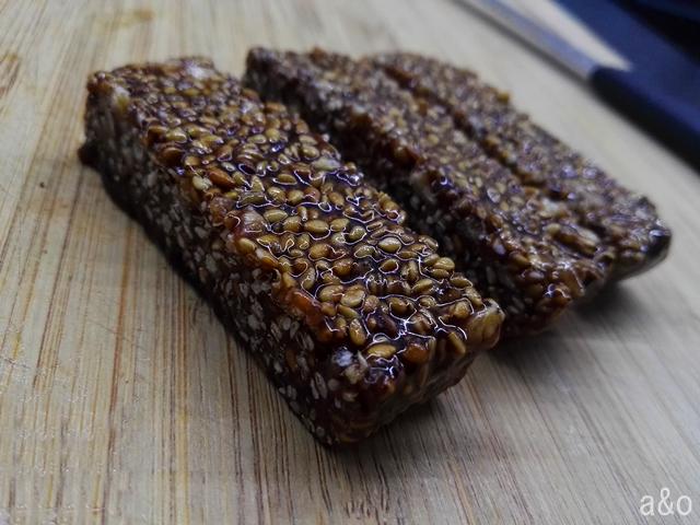 Esparcimos la mezcla en un molde rectangular.