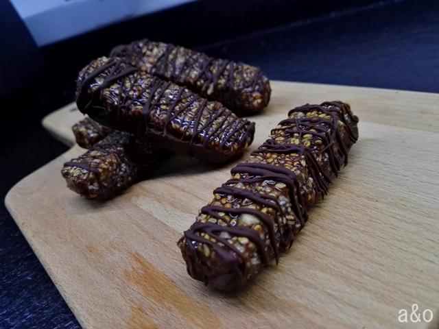 Fundimos chocolate para nuestras barritas energéticas.